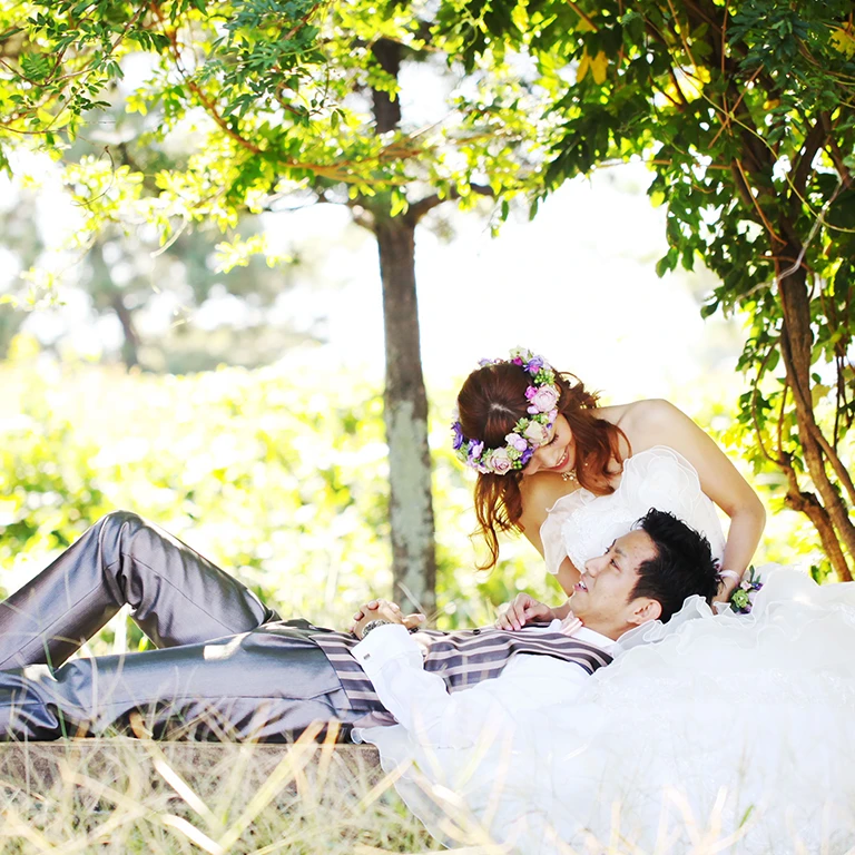 結婚写真 滋賀 前撮り 琵琶湖にて緑と木漏れ日