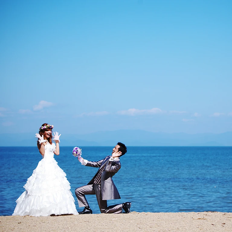 結婚写真 滋賀 前撮り 琵琶湖にて青空の下でプロポーズ