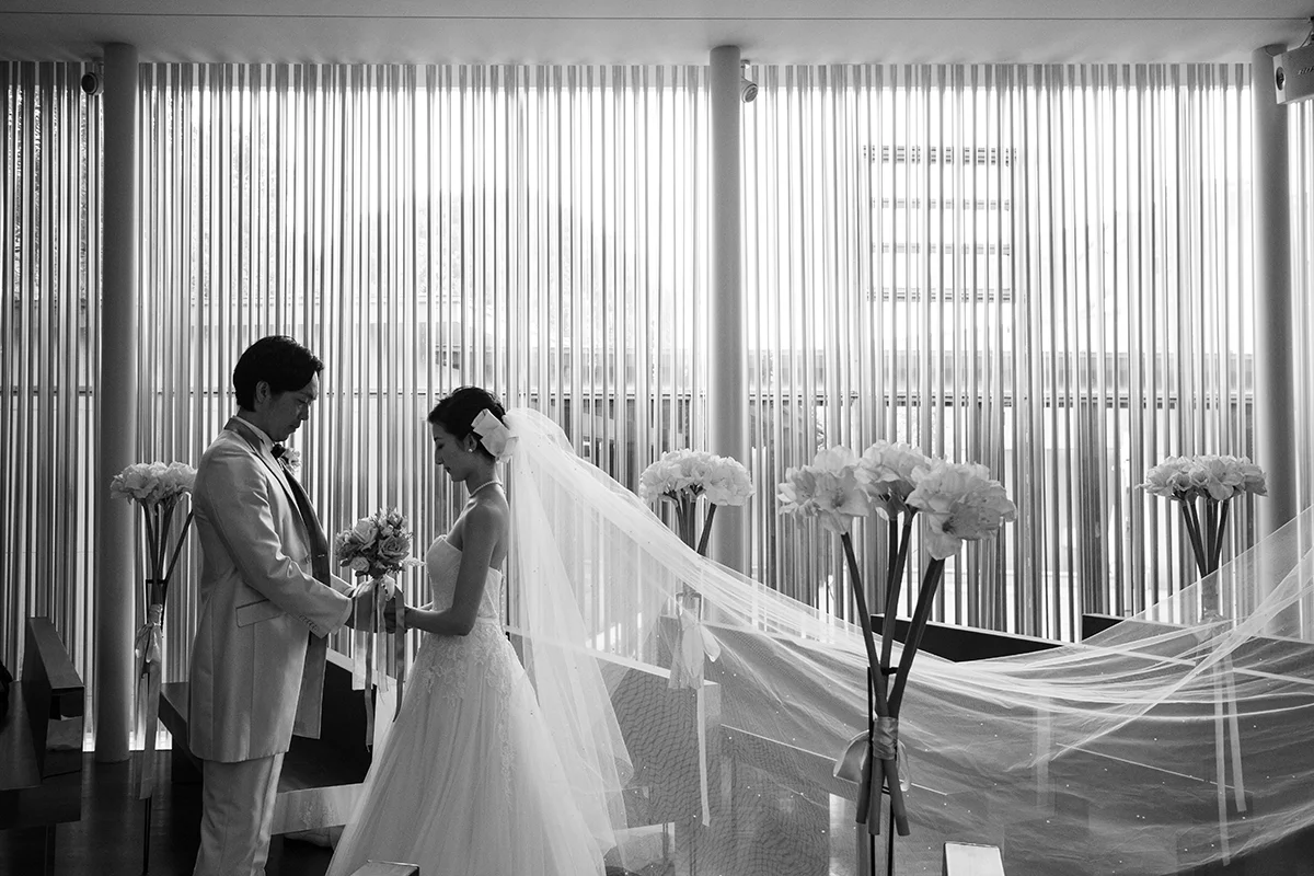 チャペル家族婚 ヴァージンロードにて新郎新婦