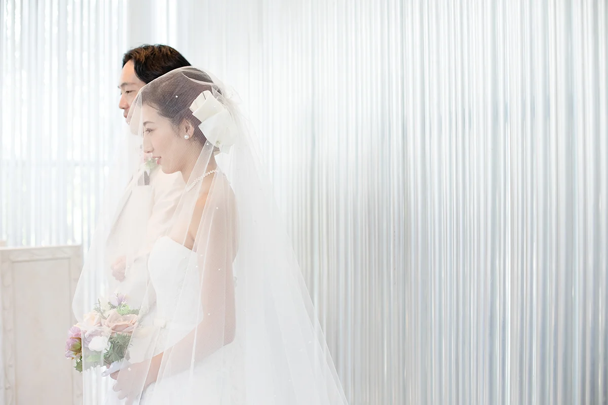 チャペル家族婚 新郎新婦 ウェディングドレス