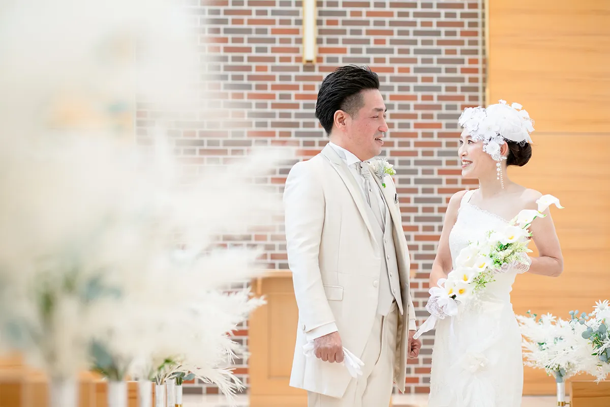 チャペル家族婚 新郎新婦 ウェディングドレス