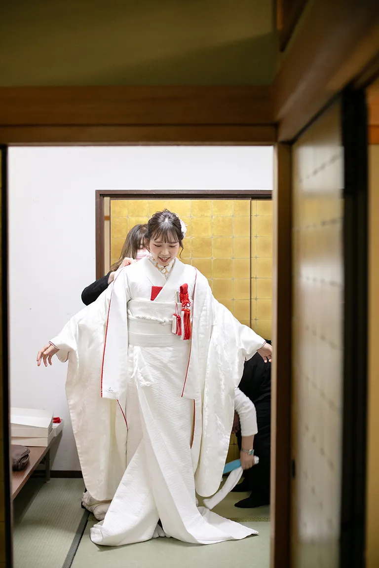建部大社で神前結婚式 新婦白無垢着付け