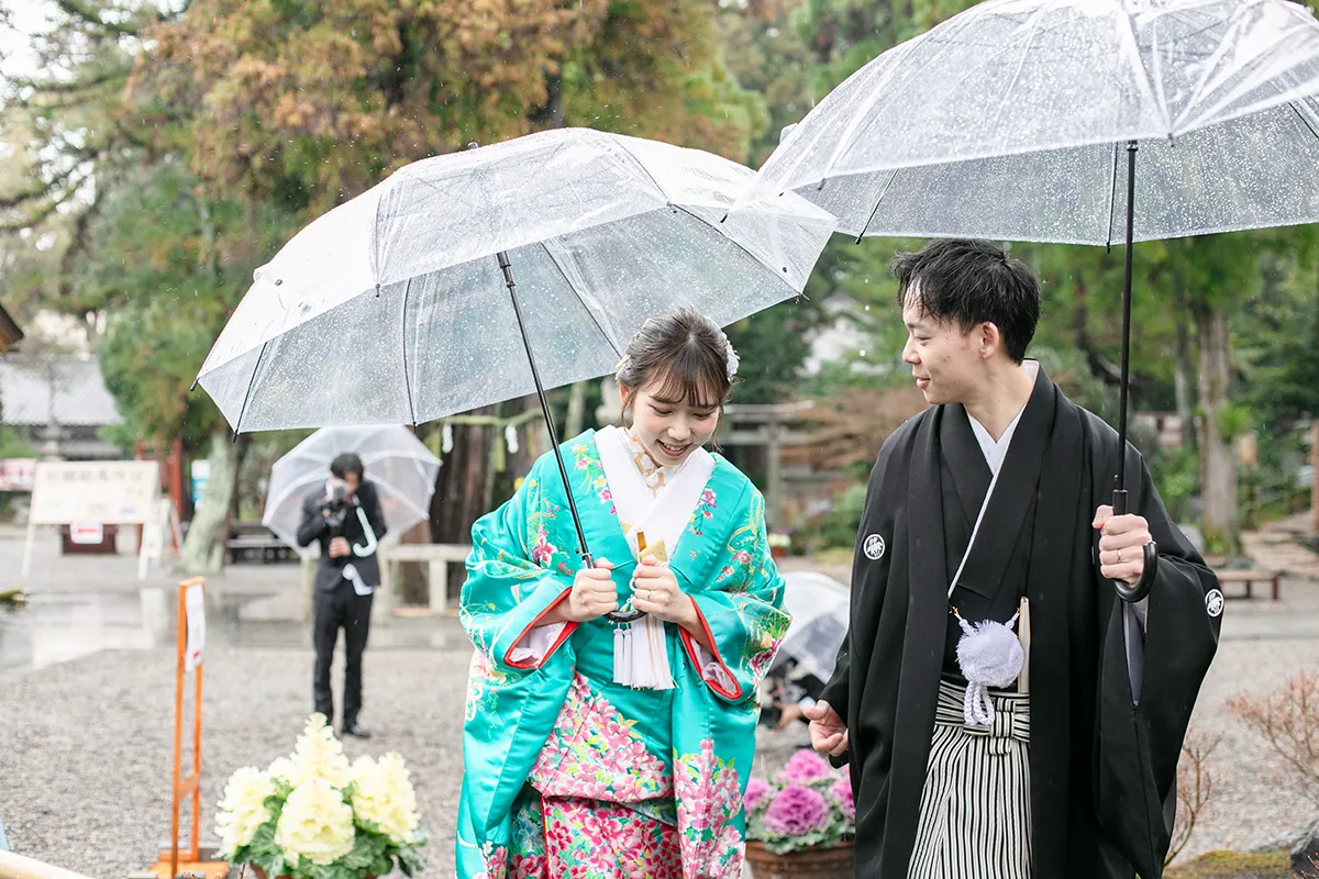 建部大社で神前結婚式 新郎新婦 色打掛 雨の挙式