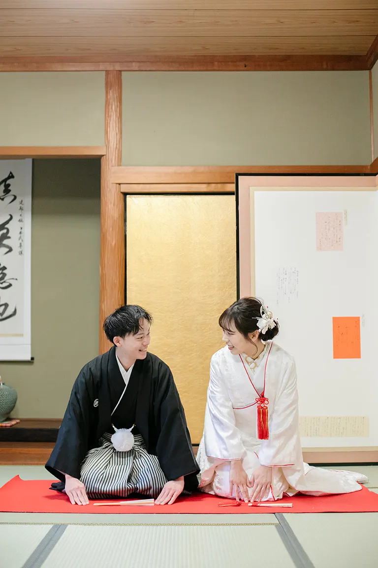 建部大社で神前結婚式 新郎新婦 和室で御座