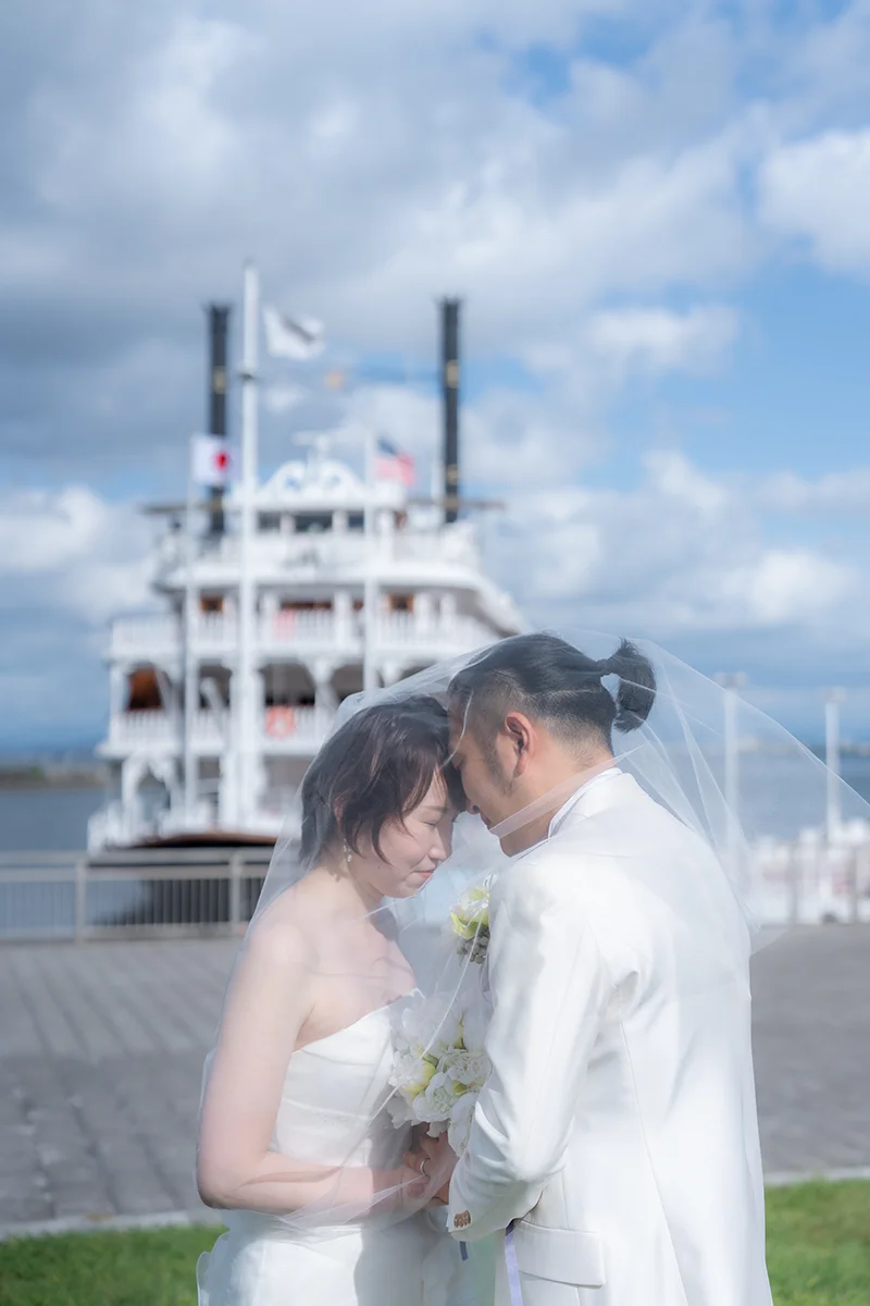 琵琶湖湖畔でミシガンをバックにウェディングフォト撮影 新郎新婦