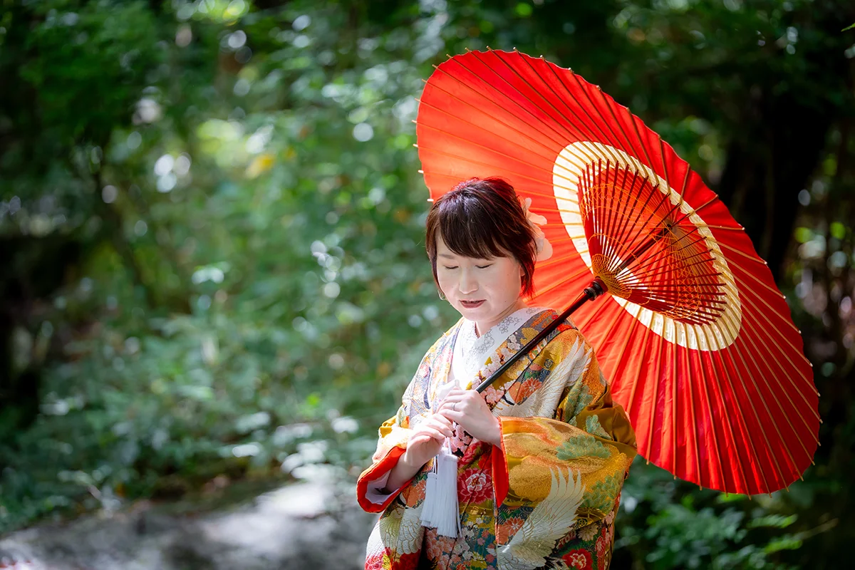 びわこ文化公園でウェディングフォト撮影 新婦 色打掛 番傘